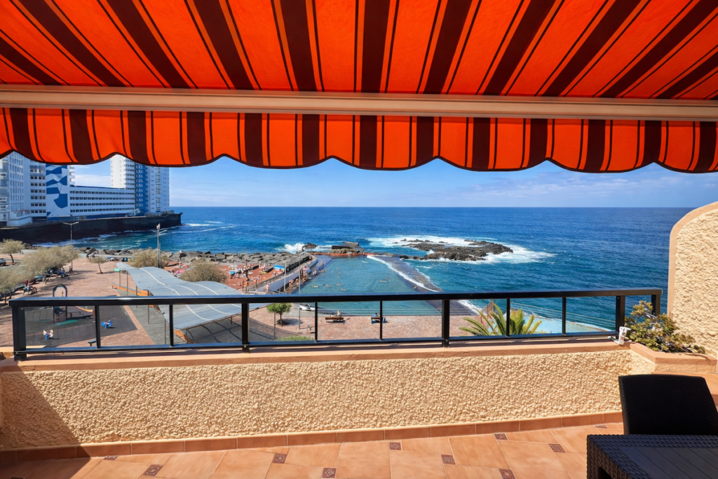 Terraza con vistas a la piscina natural de Mesa del Mar Tacoronte Tenerife