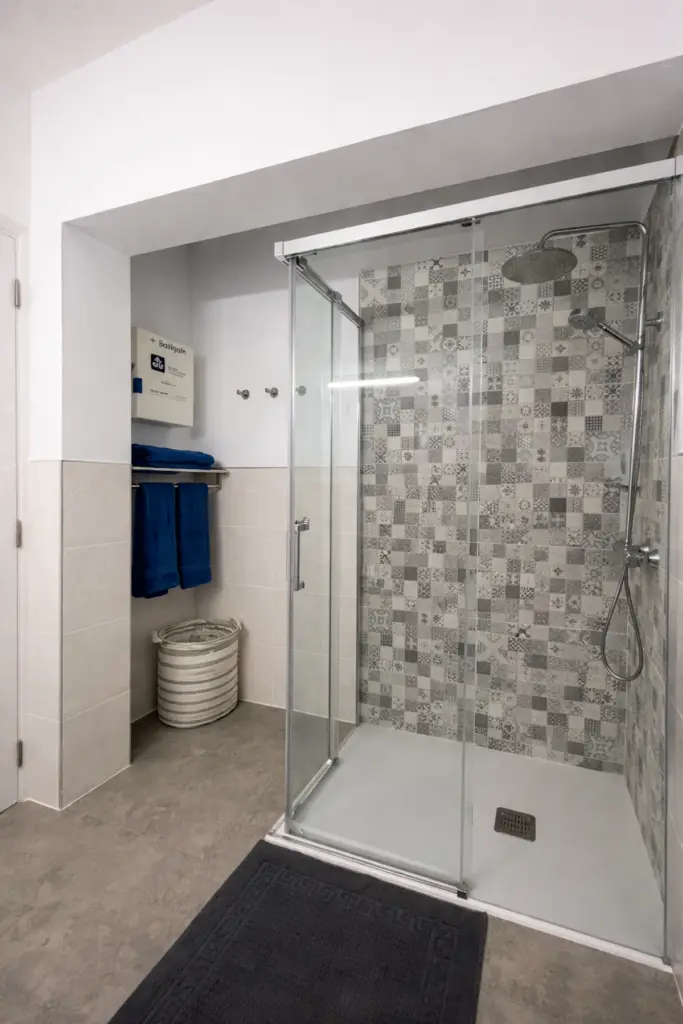 Cuarto de baño con ducha de cristal apartamento Tarajal Seaview Tenerife