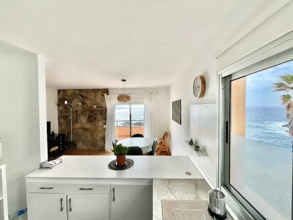 Cocina comedor con ventana al mar apartamento vacacional Tacoronte Tenerife