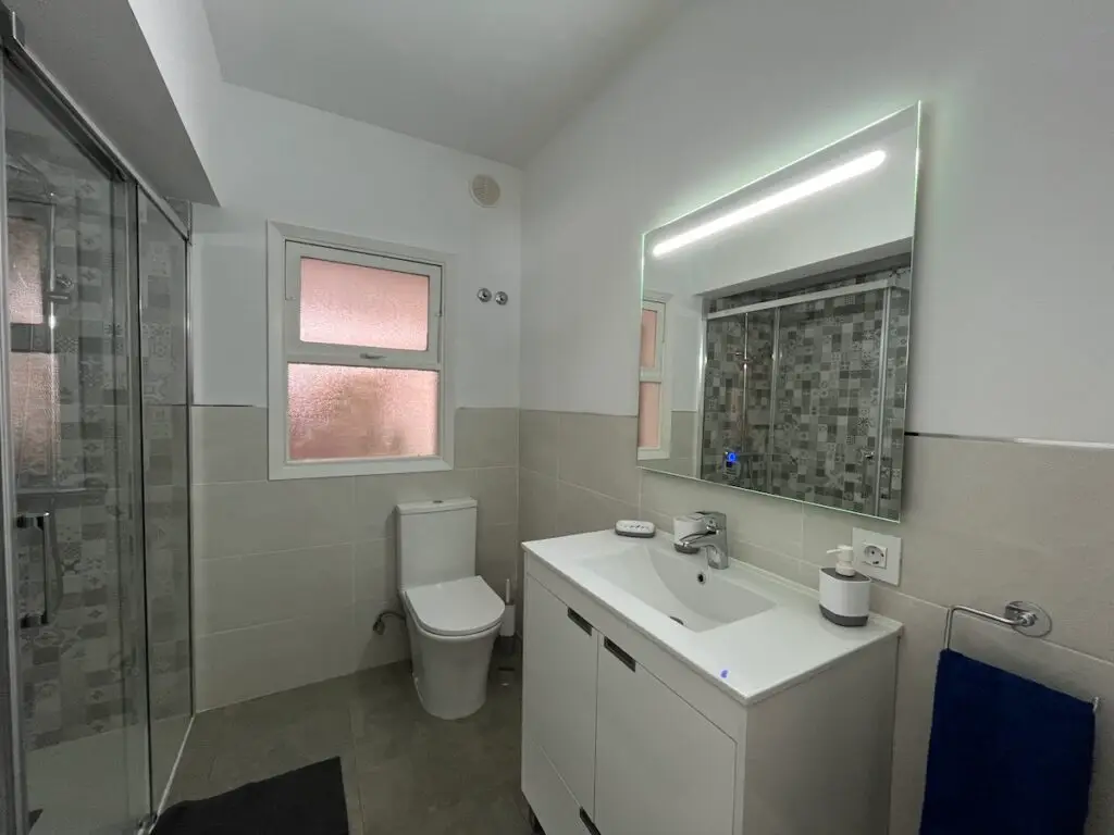 Baño completo apartamento vacacional primera línea de mar Mesa del Mar