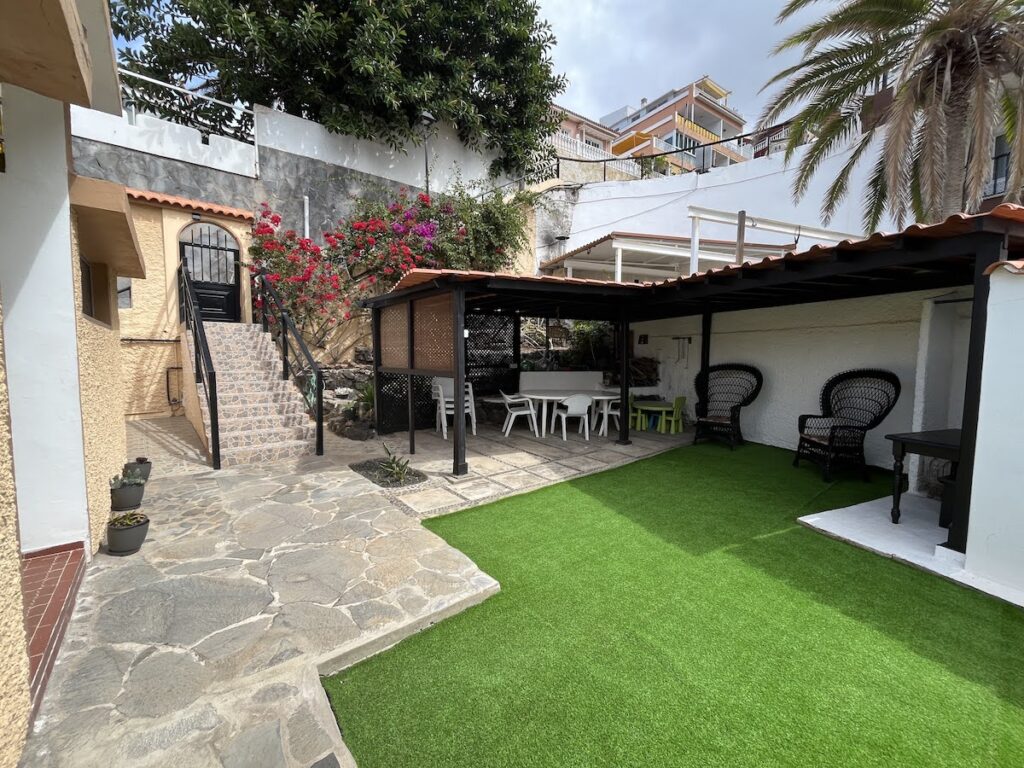 Jardín privado con pérgola apartamento Tarajal Seaview Mesa del Mar Tenerife