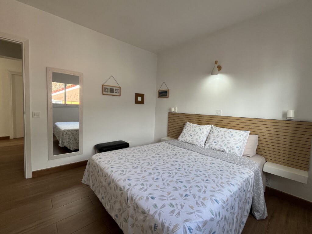 Dormitorio principal con cama matrimonial apartamento vacacional Mesa del Mar